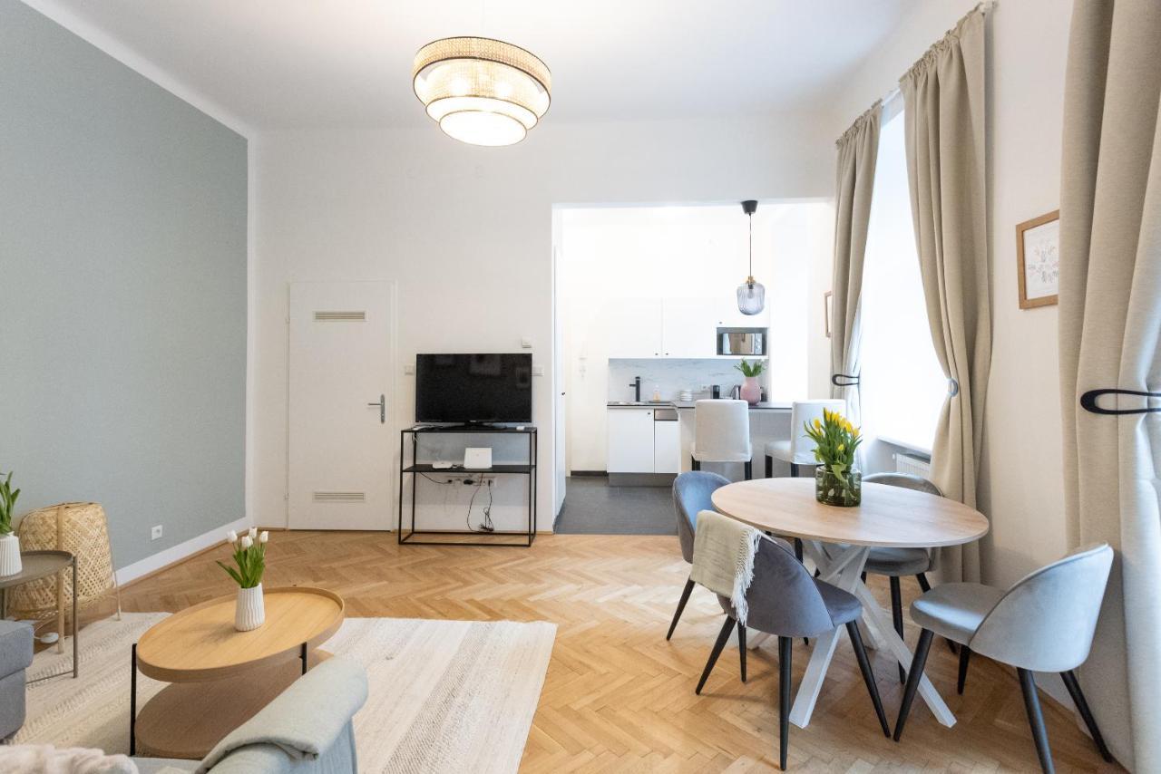 With Balcony - Trendy Neighborhood Appartement