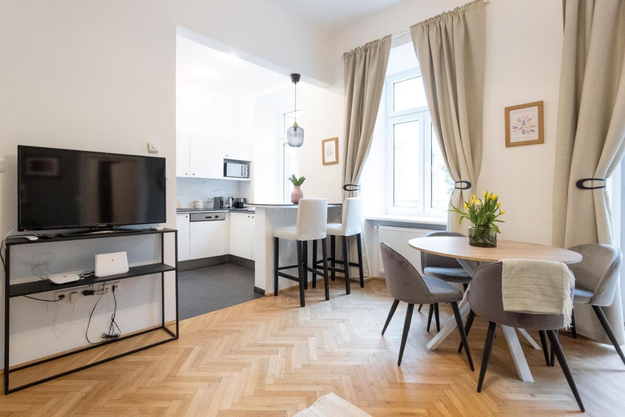 Appartement With Balcony - Trendy Neighborhood