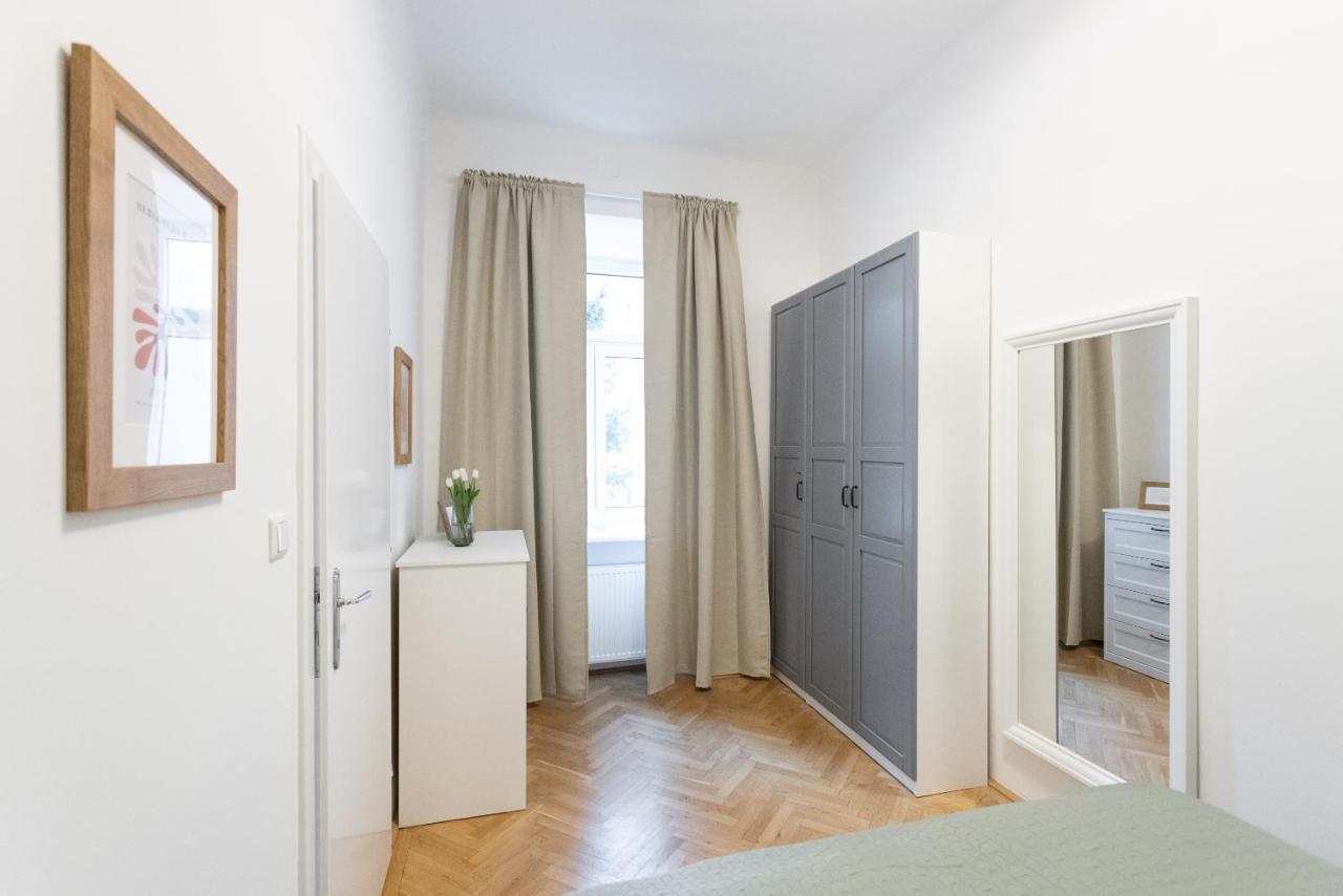 Appartement With Balcony - Trendy Neighborhood