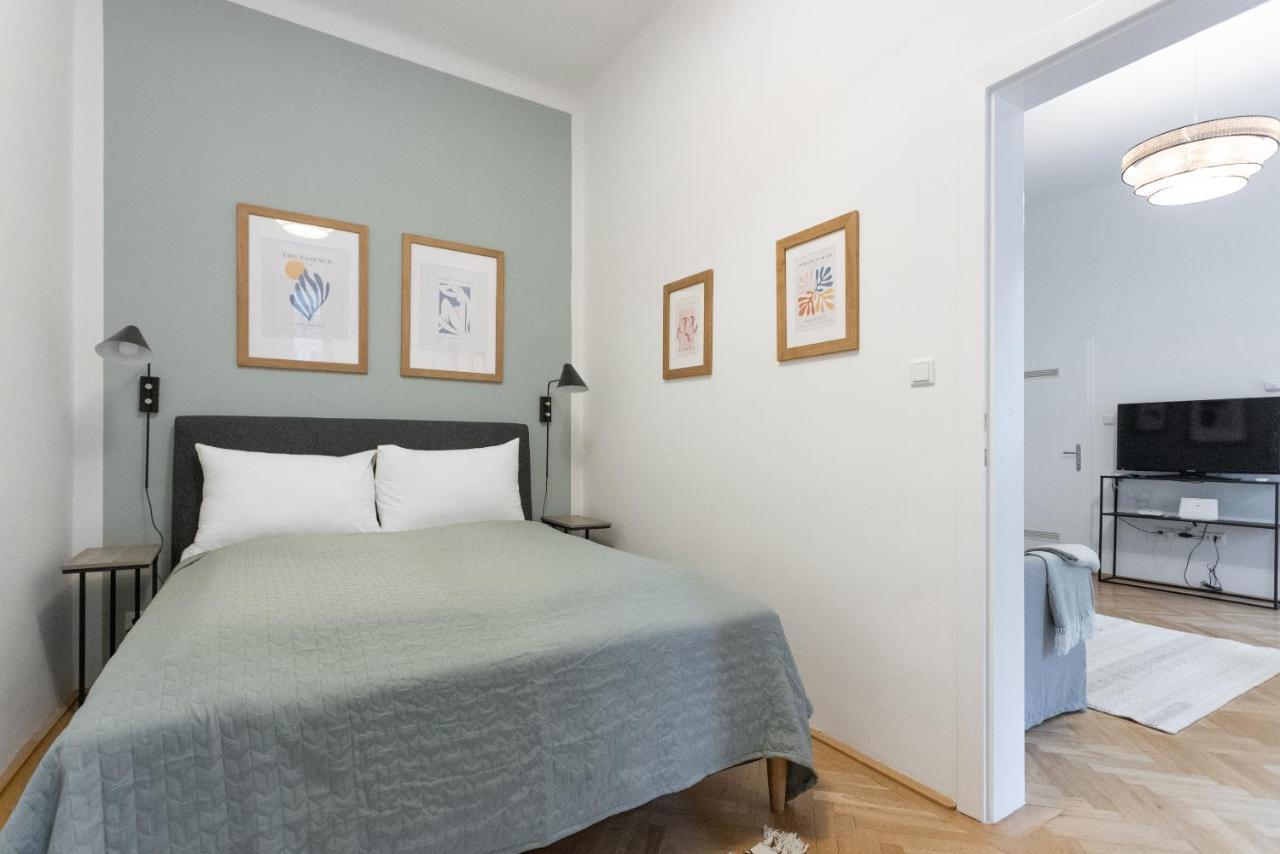 Appartement With Balcony - Trendy Neighborhood