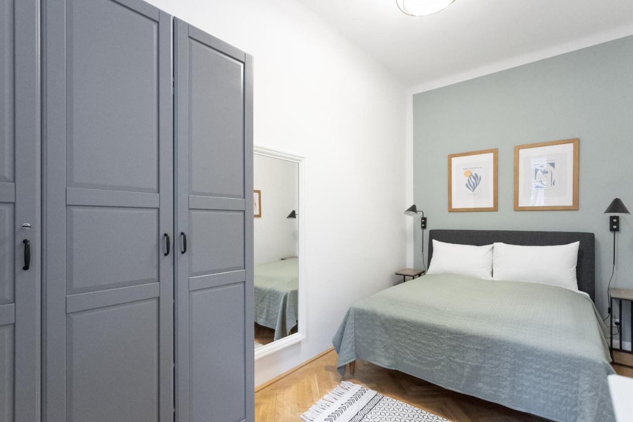 Appartement With Balcony - Trendy Neighborhood *