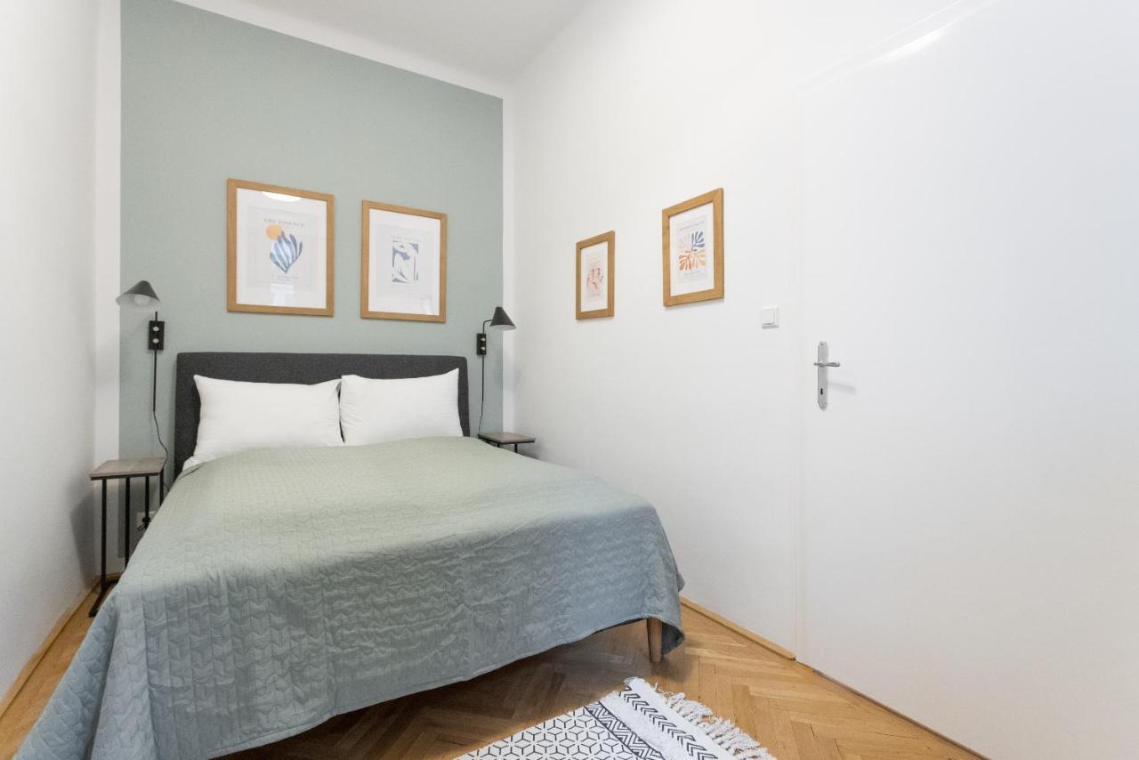 Appartement With Balcony - Trendy Neighborhood *