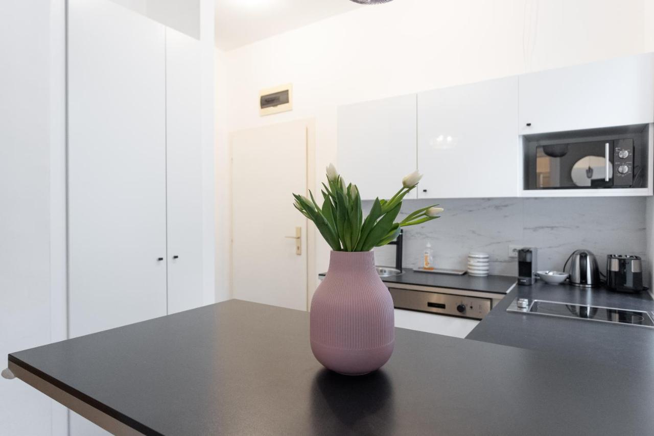 Appartement With Balcony - Trendy Neighborhood *